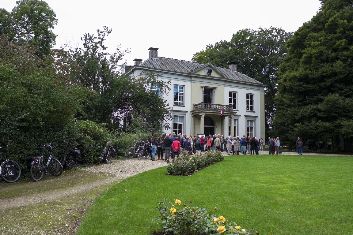 Bezoekers voor het huis tijdens een openstellingsdag.