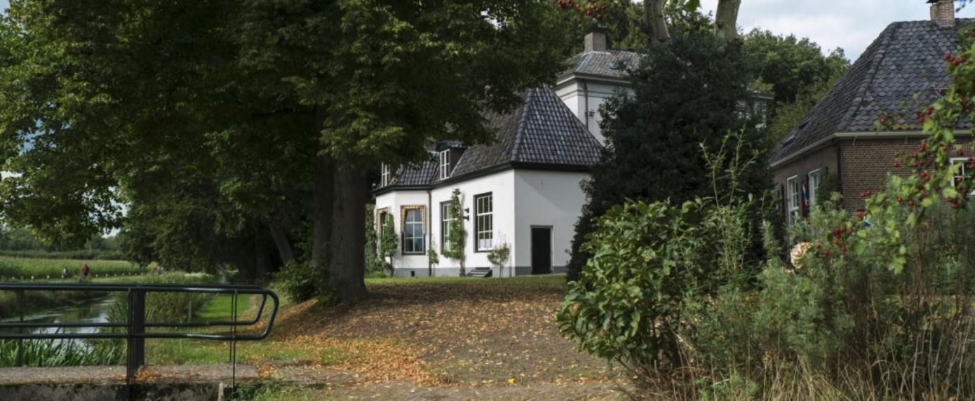 Bijgebouw aan de rand van het park.