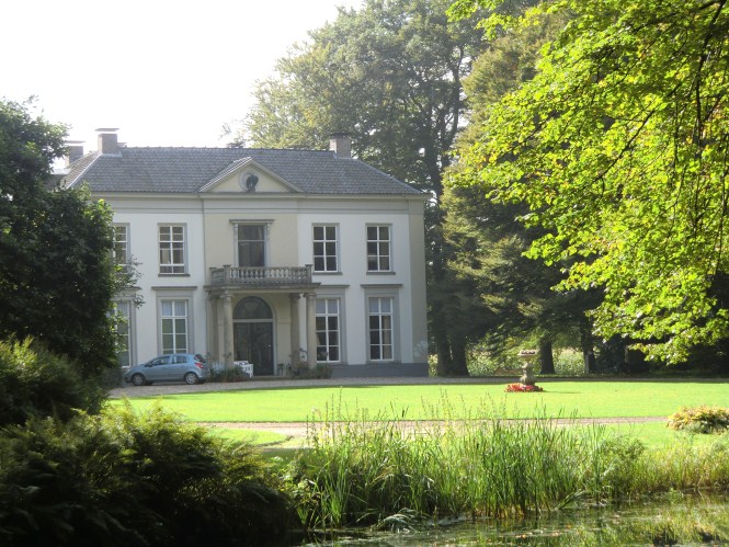 Het landhuis gezien over het gazon.