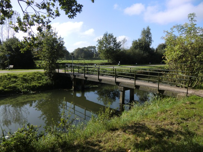 Houten brug over het water op het landgoed.